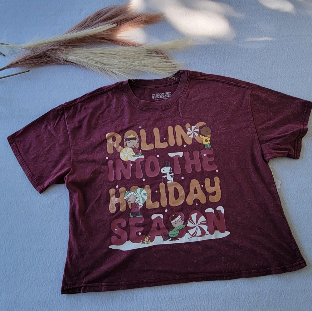 Women’s Sz M Peanuts Rolling‎ Into The Holiday.. Christmas T-Shirt Crop Tee NWT